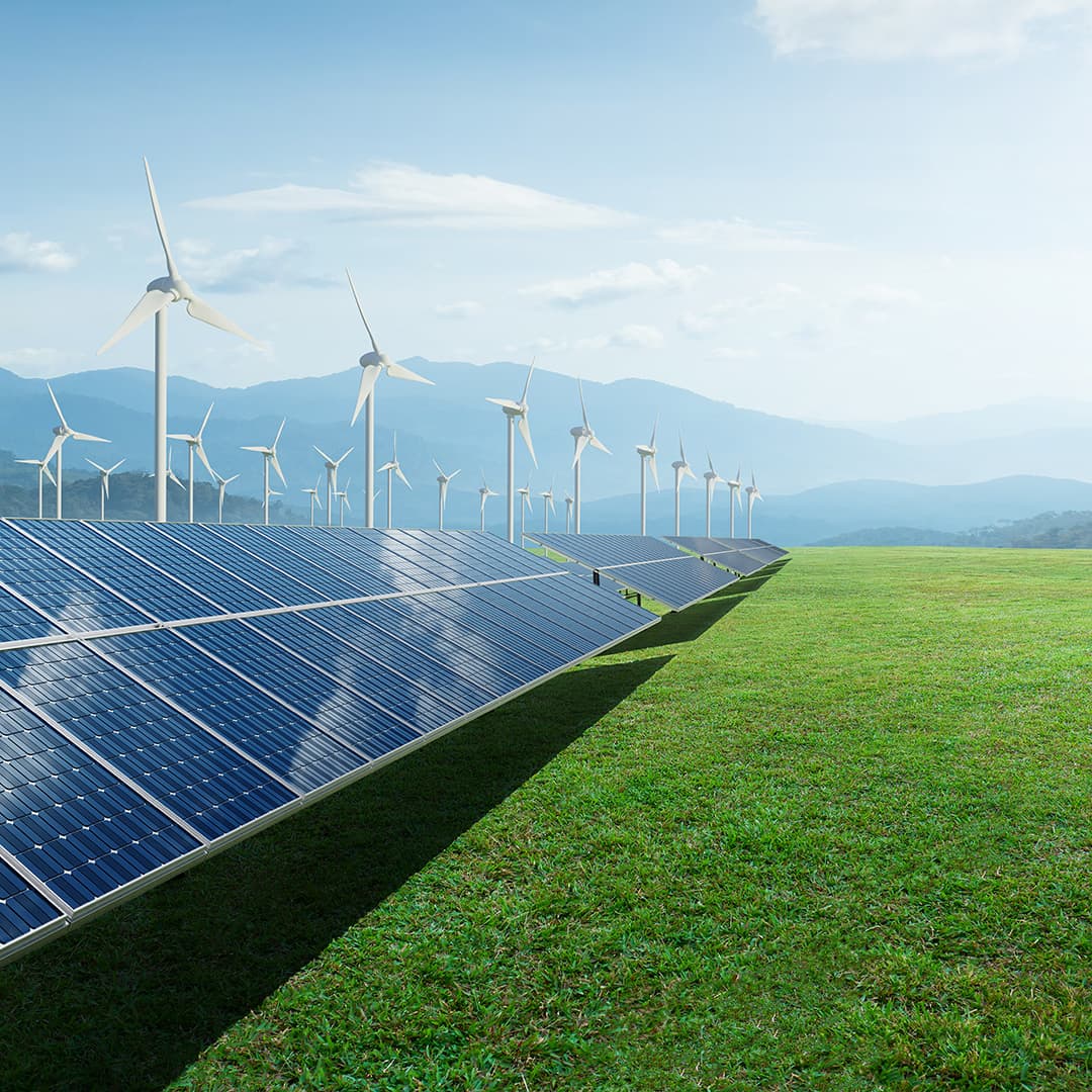 Panorama con pale eoliche e pannelli fotovoltaici