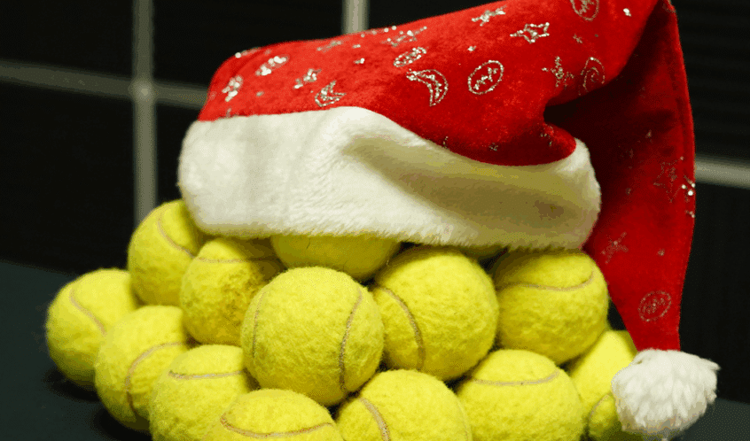 Piramide di palline da tennis con cappello natalizio